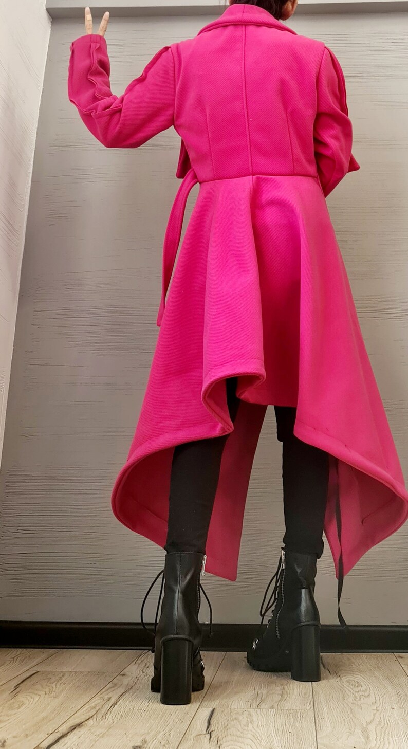 Pinkfarbener, asymmetrischer Wickelmantel, lange Jacke in Übergröße, kurzer Rücken und Bindegürtel Bild 8