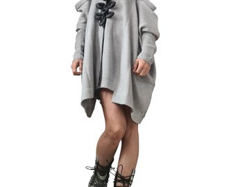 Graues asymmetrisches Strickkleid, Pullover mit Cut-Out-Schultern, Top in großen Größen