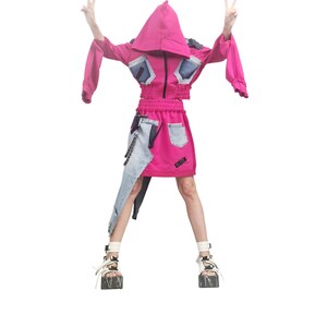 Handgemaakte fuchsia katoenen spijkerrokset, asymmetrische sweater met capuchon, midirok afbeelding 8