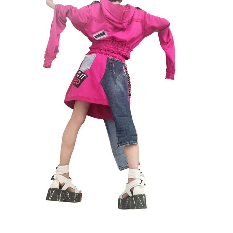 Handgemaakte fuchsia katoenen spijkerrokset, asymmetrische sweater met capuchon, midirok afbeelding 7