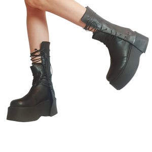 Stivali gotici con plateau in pelle nera, stivaletti stringati a metà polpaccio, scarpe grunge