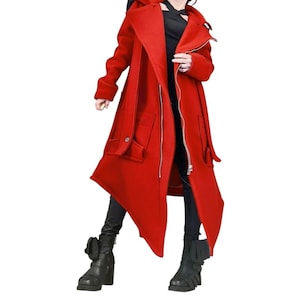 Abrigo rojo de bouclé con capucha, chaqueta larga asimétrica, cuello extragrande, cremallera frontal, estilo vanguardista.