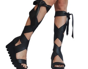 Sandalias góticas de cuña con plataforma y punta abierta hasta la rodilla de cuero negro para mujer