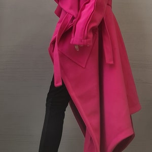 Pinkfarbener, asymmetrischer Wickelmantel, lange Jacke in Übergröße, kurzer Rücken und Bindegürtel Bild 7