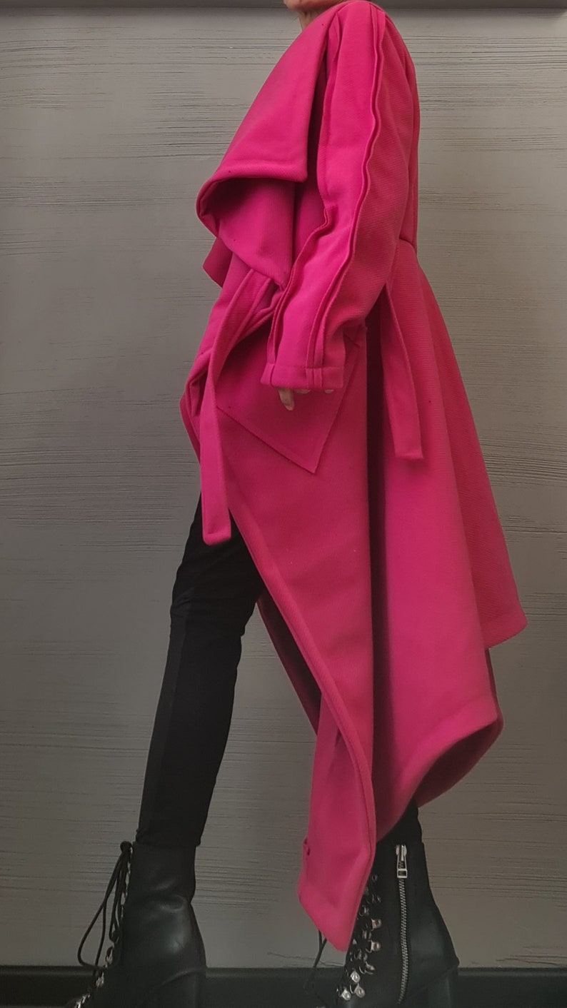 Pinkfarbener, asymmetrischer Wickelmantel, lange Jacke in Übergröße, kurzer Rücken und Bindegürtel Bild 7