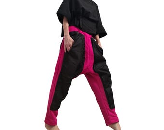 Pantaloni harem fucsia, tasche cargo nere, pantaloni da jogging a gamba affusolata in French Terry