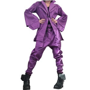 パープルのデコンストラクトスーツ、アシンメトリーブレザー＆パンツセット、女性用コンセプチュアルアートウェア