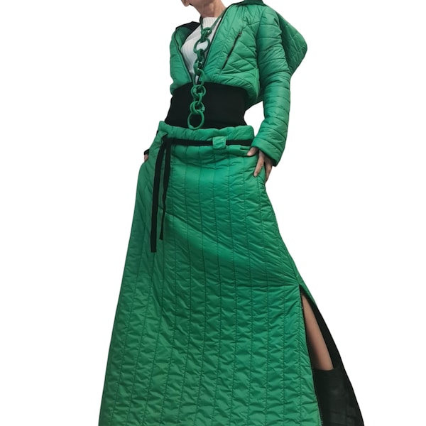 Chaqueta acolchada verde con capucha y falda larga, ropa de invierno de vanguardia.