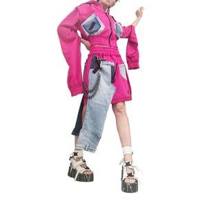 Handgemaakte fuchsia katoenen spijkerrokset, asymmetrische sweater met capuchon, midirok afbeelding 3