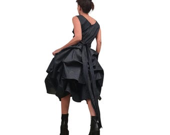 Vestido midi vaquero, asimétrico, sin mangas, hasta la rodilla, con falda de volumen ajustable.