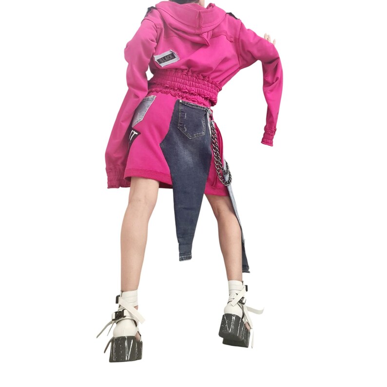 Handgemaakte fuchsia katoenen spijkerrokset, asymmetrische sweater met capuchon, midirok afbeelding 6