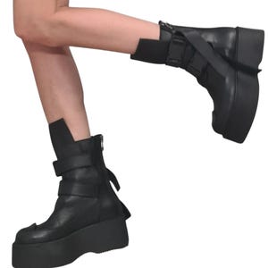 Botas negras de plataforma de cuero, botines con hebilla, calzado gótico grunge para mujer.