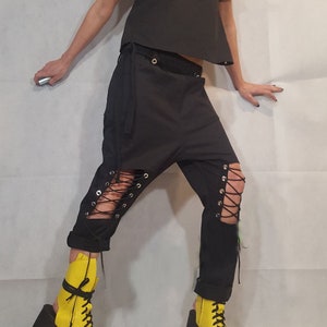 Pantaloni harem neri, pantaloni gotici, pantaloni stravaganti, pantaloni con cavallo basso, pantaloni all&#39;avanguardia, pantaloni larghi, pantaloni cyberpunk, pantaloni taglie forti