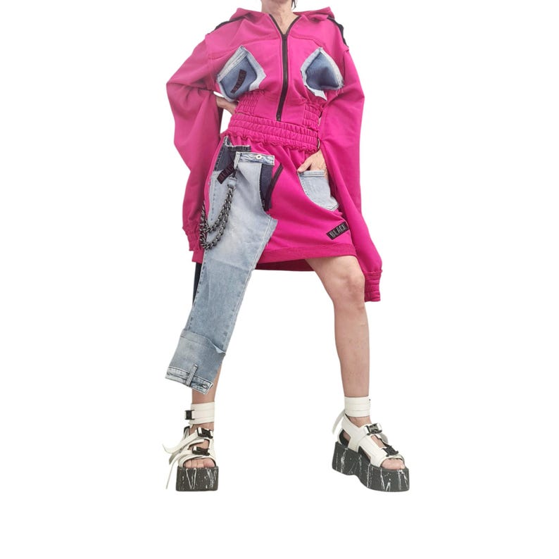 Handgemaakte fuchsia katoenen spijkerrokset, asymmetrische sweater met capuchon, midirok afbeelding 9