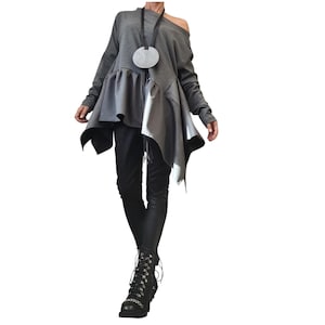 Grijze asymmetrische blouse met lange mouwen, oversized, losse pasvorm, gedrapeerde avant-garde top