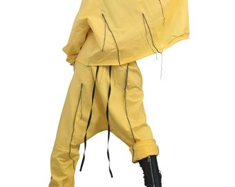 Gele katoenen tweedelige set, asymmetrische blouse, harembroek, contrasterende naden