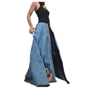 Gonna lunga in denim di cotone decostruita e d'avanguardia, dal design stravagante.