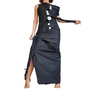 Schwarzes Avantgarde-Maxikleid – Asymmetrisches skulpturales Kleid mit Seitenschlitz – künstlerische minimalistische Mode Bild 3