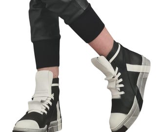 Tênis de cano alto em couro preto e branco, com plataforma e cadarço, calçado extravagante feito à mão.