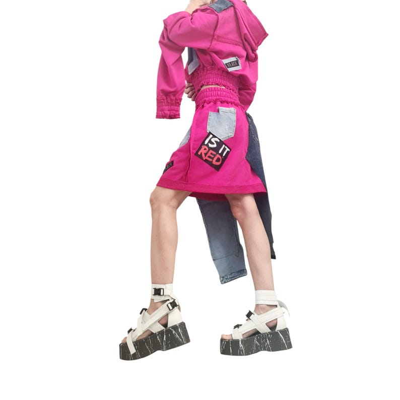 Handgemaakte fuchsia katoenen spijkerrokset, asymmetrische sweater met capuchon, midirok afbeelding 5