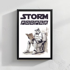 K&ouml;nnte beinhalten: Ein schwarzer gerahmter Druck mit wei&szlig;em Hintergrund, auf dem ein Stormtrooper auf einer Toilette sitzt und eine Zeitung liest. Der Text "STORM POOPER" ist oben auf dem Druck in Schwarz gedruckt.