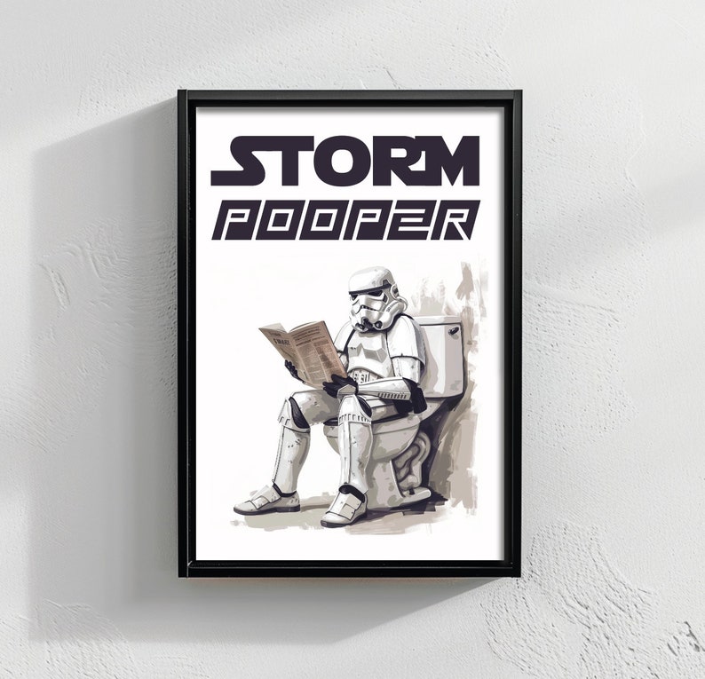 K&ouml;nnte beinhalten: Ein schwarzer gerahmter Druck mit wei&szlig;em Hintergrund, auf dem ein Stormtrooper auf einer Toilette sitzt und eine Zeitung liest. Der Text "STORM POOPER" ist oben auf dem Druck in Schwarz gedruckt.