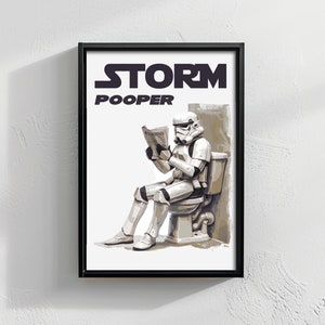 K&ouml;nnte beinhalten: Ein schwarzer gerahmter Poster mit wei&szlig;em Hintergrund, auf dem ein Stormtrooper auf einer Toilette sitzt und eine Zeitung liest. Der Poster tr&auml;gt den Text "STORM POOPER" in Schwarz.