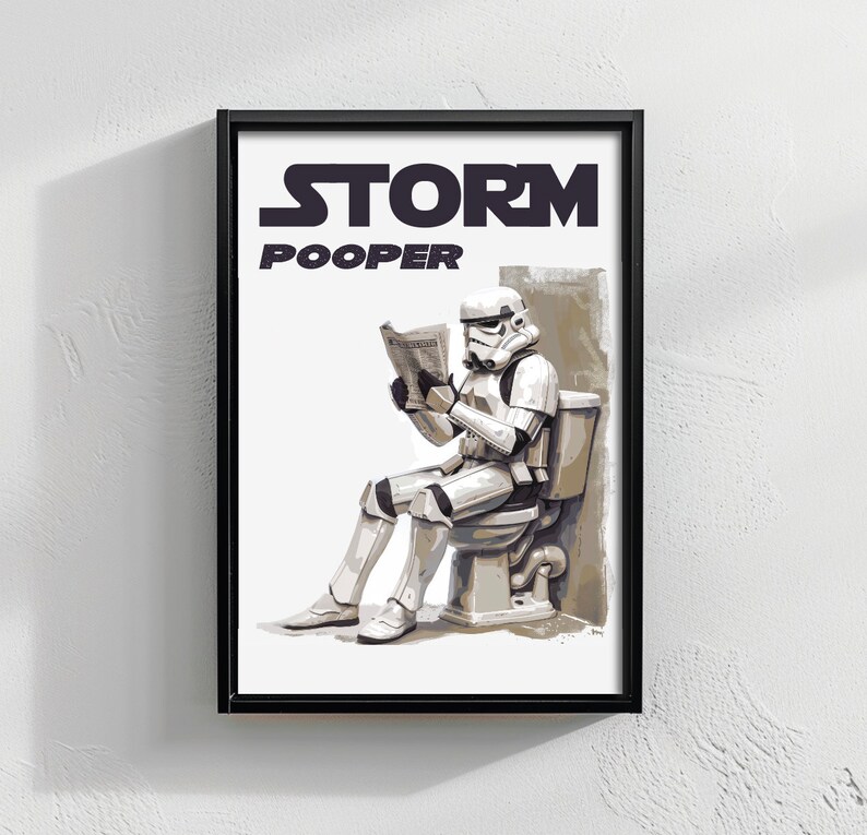 K&ouml;nnte beinhalten: Ein schwarzer gerahmter Poster mit wei&szlig;em Hintergrund, auf dem ein Stormtrooper auf einer Toilette sitzt und eine Zeitung liest. Der Poster tr&auml;gt den Text "STORM POOPER" in Schwarz.