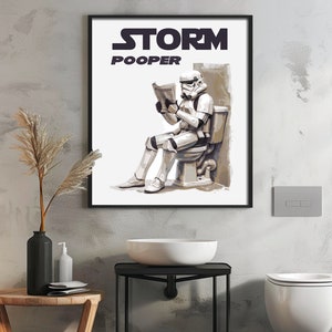 K&ouml;nnte beinhalten: Eine Schwarzwei&szlig;illustration eines Star Wars Stormtroopers, der auf einer Toilette sitzt und eine Zeitung liest. Der Text &uuml;ber dem Bild lautet "STORM POOPER".
