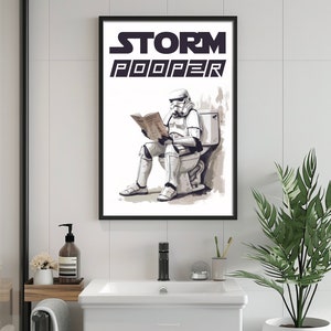 K&ouml;nnte beinhalten: Eine Schwarzwei&szlig;illustration eines Star Wars Stormtroopers, der auf einer Toilette sitzt und eine Zeitung liest. Der Text &uuml;ber dem Bild lautet "Storm Pooper".