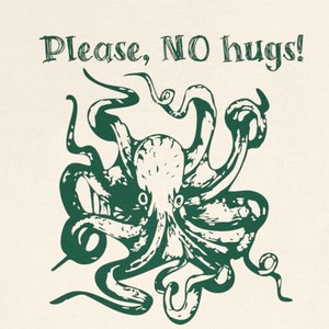 以下が含まれることがあります： 緑色のタコのグラフィックと「Please, NO hugs!」の文字が入ったクリーム色のTシャツ。タコの模様は、渦巻く触手で詳細に描かれています。シャツは柔らかい素材で作られています。
