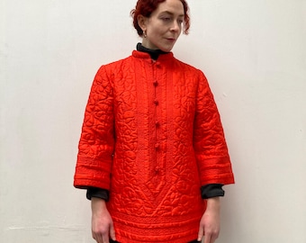 "Mitte des 20.Jahrhunderts - chinesisches, gestepptes Top aus Seide und Baumwolle 'Designed & Made by Marguerite's, Ocean Klemme, Kowloon, Hong Kong'"