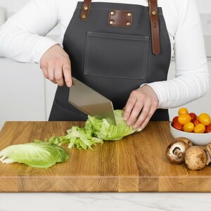 The Master Board: Solid oak cutting board with anti-slip feet image 2