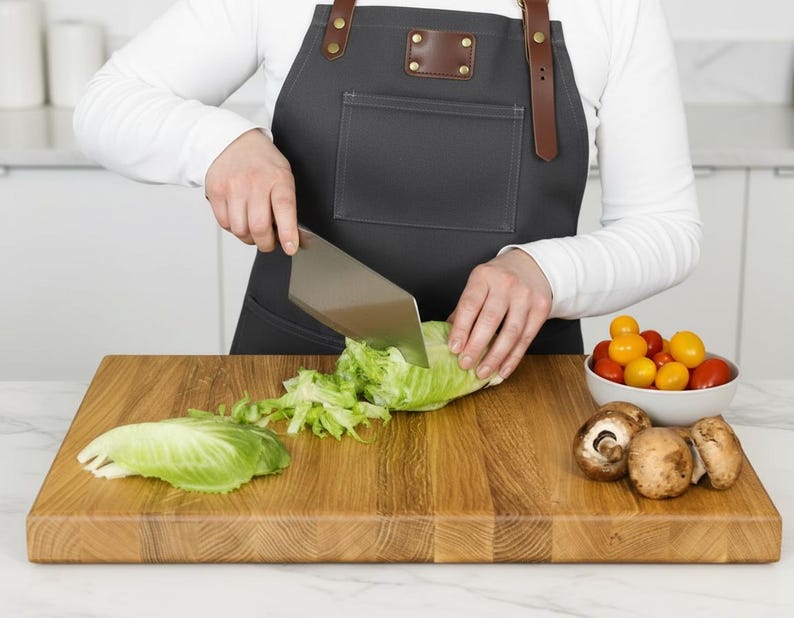 The Master Board: Solid oak cutting board with anti-slip feet image 2