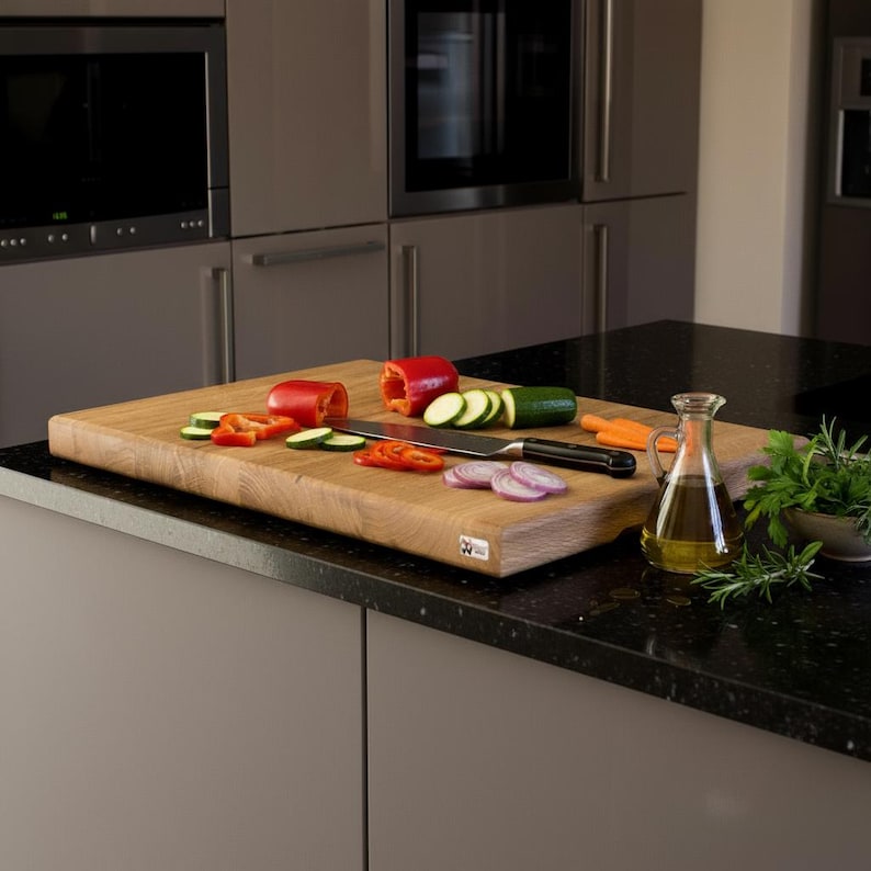 The Master Board: Solid oak cutting board with anti-slip feet image 1
