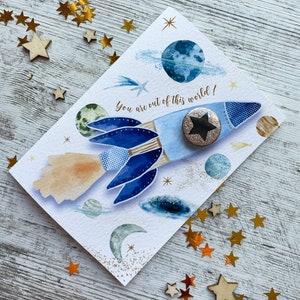 Blue Rocket 'You are out of this world' A6 Karte mit Anstecker. Kinder-Valentinstagskarten, Kinder-Geburtstagskarten