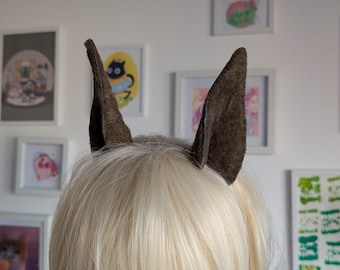 Bruine cosplay paardenoren