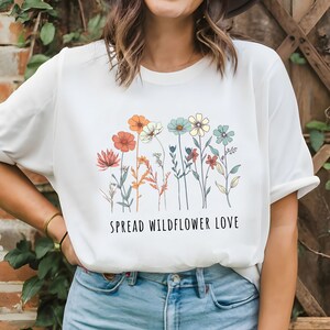 Koszulka z dzikim kwiatem, koszulka z dzikim kwiatem, koszulka w kwiaty, koszulka z kwiatami, prezent dla kobiety, prezent dla najlepszej przyjaciółki, botaniczny, vintage'owa koszulka z kwiatowym motywem