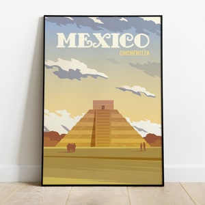 Könnte beinhalten: Gerahmter Kunstdruck mit einer stilisierten Illustration der Chichen Itza-Pyramide in Mexiko. Das Kunstwerk hat eine Vintage-Reiseplakat-Ästhetik mit den Worten "MEXICO" und "CHICHENITZA" am Himmel.