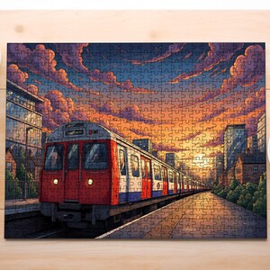 Op de afbeelding: Een legpuzzel met een rood, wit en blauwe metrotrein op een perron tijdens een levendige zonsondergang. De lucht is gevuld met oranje en paarse wolken boven stadsgebouwen. De puzzelstukjes vormen een compleet rechthoekig beeld.