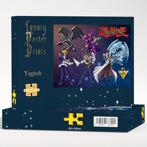 Puede incluir: Una caja de rompecabezas azul oscuro con las palabras "Luxury Poster Prints" y "Yugioh" impresas en la parte delantera. La caja presenta una imagen colorida de personajes de la serie Yugioh. El rompecabezas mide 66 x 50 cm.