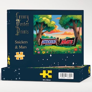 Könnte beinhalten: Eine dunkelblaue Puzzlebox mit den Wörtern "Luxury Poster Prints" und "Snickers & Mars" auf der Seite. Das Puzzlebild zeigt eine Landschaft mit Bäumen und den Schokoriegeln Snickers und Mars. Das Puzzle misst 66 x 50 cm.