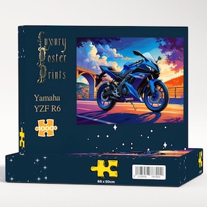 Könnte beinhalten: Dunkelblaue Puzzledose mit einem Bild eines blauen Yamaha YZF R6 Motorrads. Auf der Box steht "Luxury Poster Prints" und "Yamaha YZF R6". Das Puzzle misst 66 x 50 cm.