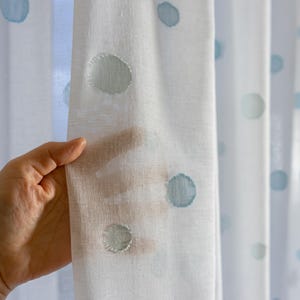 Geborduurde linnen vitrages met blauwe stippen: modern Scandinavisch kinderkamerdecor