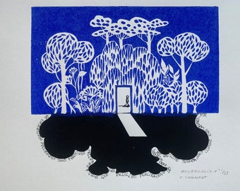 May include: A black and white print of a forest scene with a doorway in the center. The trees are stylized and the background is a solid blue. The text "VIDE QUE LES FEUILLES FLETRISSENT DE" is at the bottom of the print.