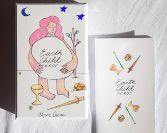 Może przedstawiać: Zestaw kart tarota i pudełko z napisem "Earth Child Tarot". Pudełko przedstawia postać z różowymi włosami i dużą, okrągłą formą. Talia zawiera ilustracje różnych symboli i narzędzi.