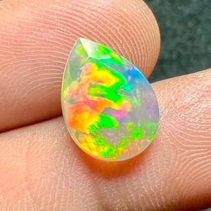 Ópalo Welo etíope natural talla pera facetada, gema suelta de ópalo de fuego arcoíris, destellos verdes, amarillos y naranjas, ópalo precioso para anillo