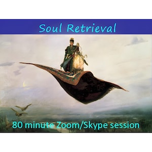 Könnte beinhalten: Ein Mann in grüner und goldener Uniform reitet auf einem fliegenden Teppich durch die Wolken. Der Teppich ist braun und mit goldenen Mustern verziert. Der Mann hält eine Laterne. Der Text "Soul Retrieval" befindet sich oben im Bild und "80 minute Zoom/Skype session" unten.