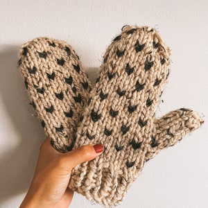heart mittens, knit mittens for women, wool mittens, winter accessories, fleece lined mittens, christmas gift, xmas, holiday, gift for her