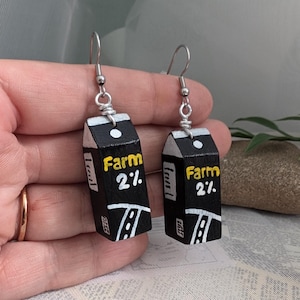 Boucles d'oreilles en carton de lait - Boîtes de lait de ferme en bois façonnées et peintes à la main sur des crochets de boucle d'oreille en acier inoxydable hypoallergéniques